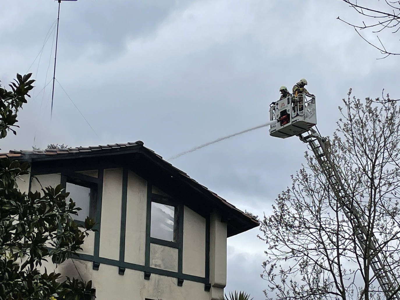 Fotos: Sofocan un incendio declarado en una casa de Loiola