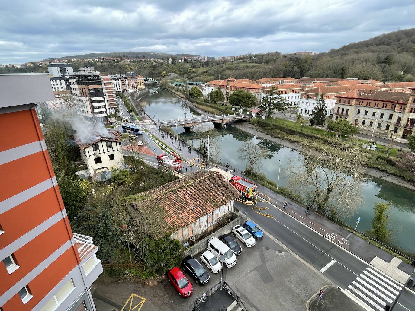 Fotos: Sofocan un incendio declarado en una casa de Loiola