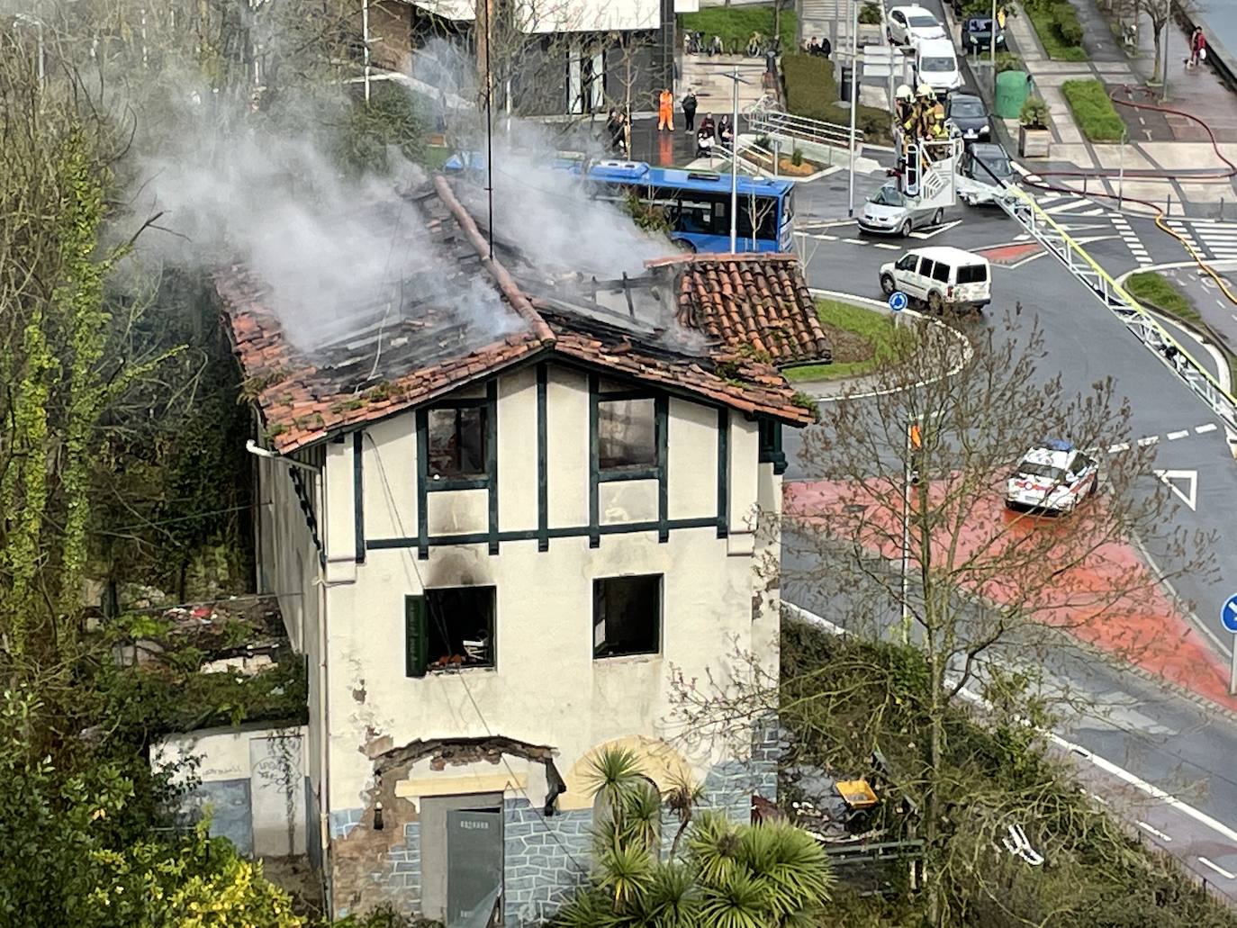 Fotos: Sofocan un incendio declarado en una casa de Loiola
