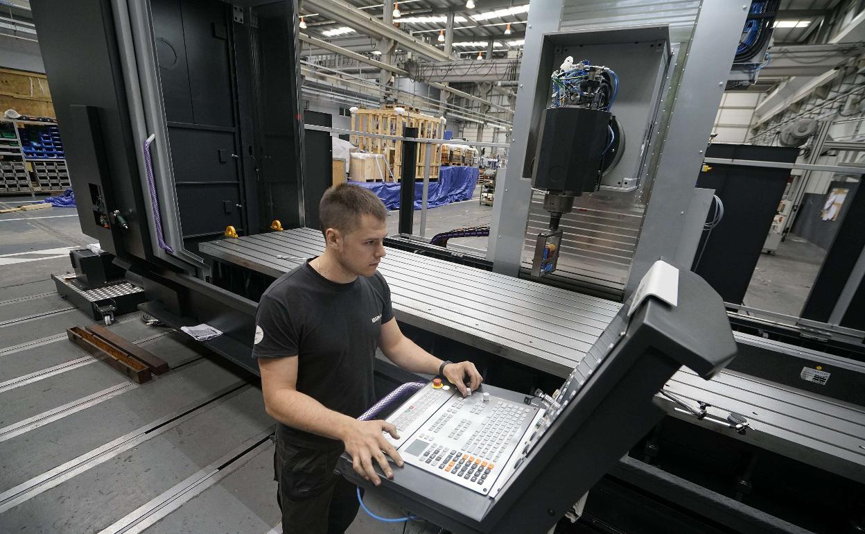 Un trabajador de una empresa de Máquina Herramienta de Gipuzkoa