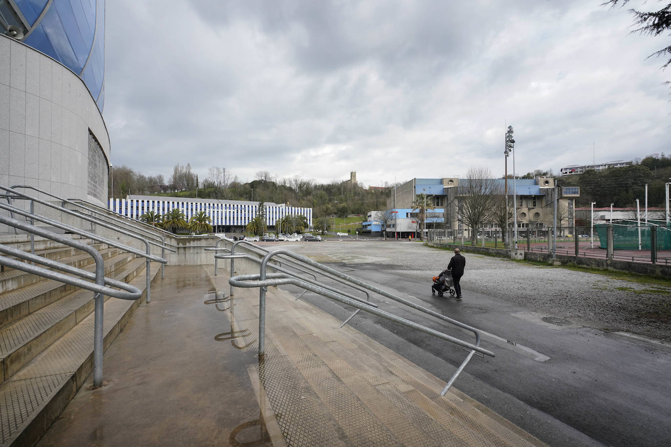 Fotos: Un tercio de los alrededores del estadio de Anoeta se reurbanizarán a finales de año