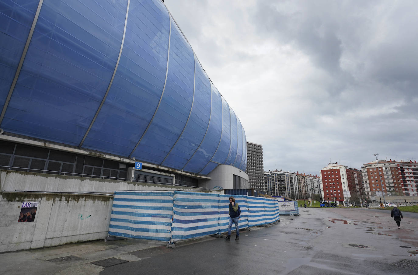 Fotos: Un tercio de los alrededores del estadio de Anoeta se reurbanizarán a finales de año
