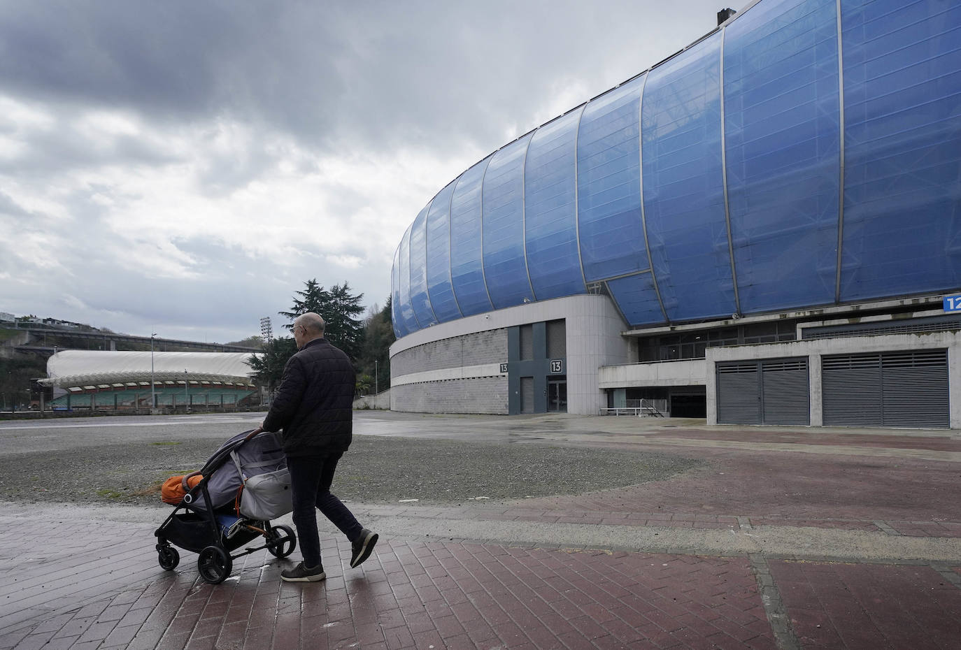 Fotos: Un tercio de los alrededores del estadio de Anoeta se reurbanizarán a finales de año