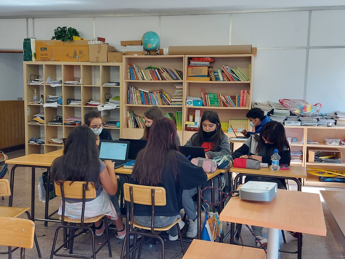 Los alumnos de 6º de Primaria, haciendo el trabajo de Gure Eskola.