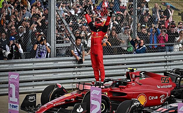 Carlos Sainz celebra su primer puesto en la Fórmula 1.