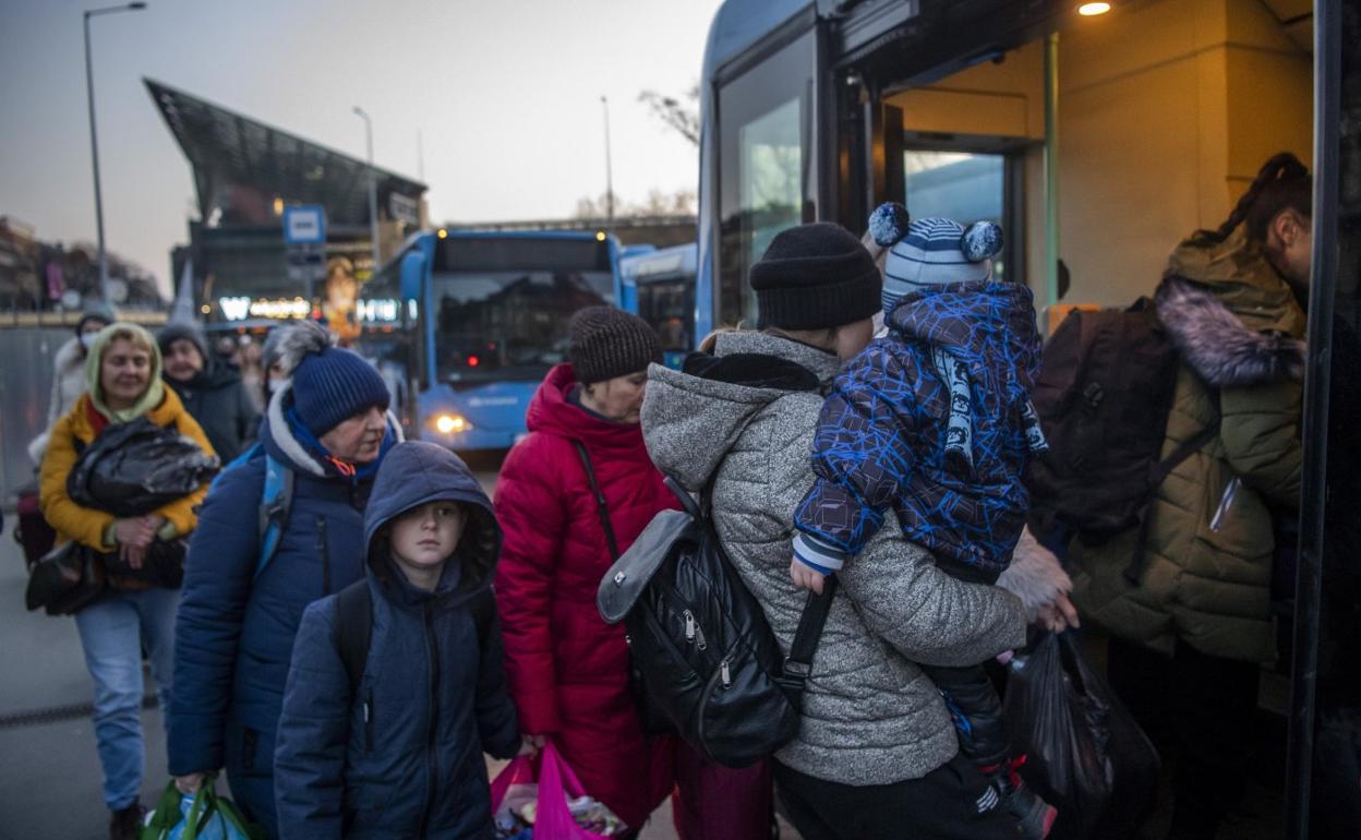 Refugiados llegados de Ucrania suben a un autobús en la estación de tren de Nyugati en Budapest. 