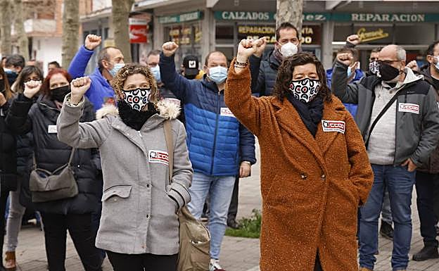 Miembros del sindicato CC OO han entonado la Internacional.