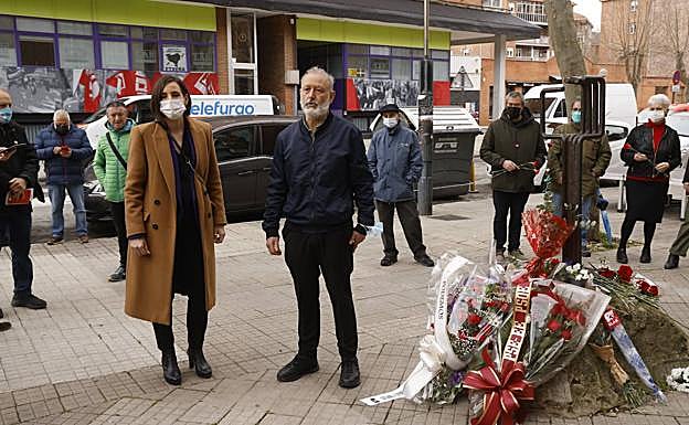 Garbiñe Ruiz, portavoz de Podemos en Vitoria, y Roberto Uriarte, diputado de la formación morada.