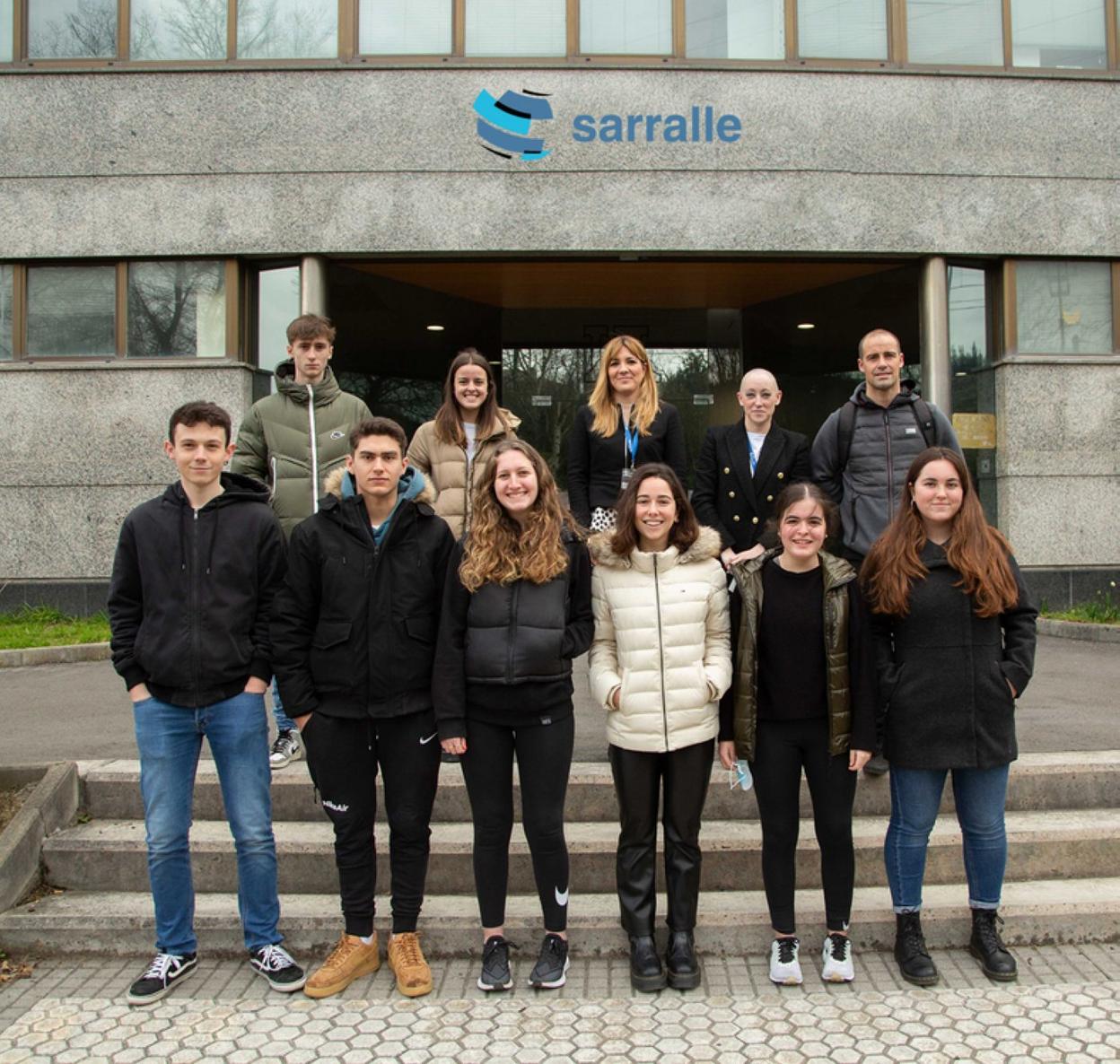 Alumnos de Zumaiena y representantes de Sarralle en la empresa.