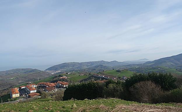 Galería. Vista de la localidad de Aia, punto de partida del itinerario.