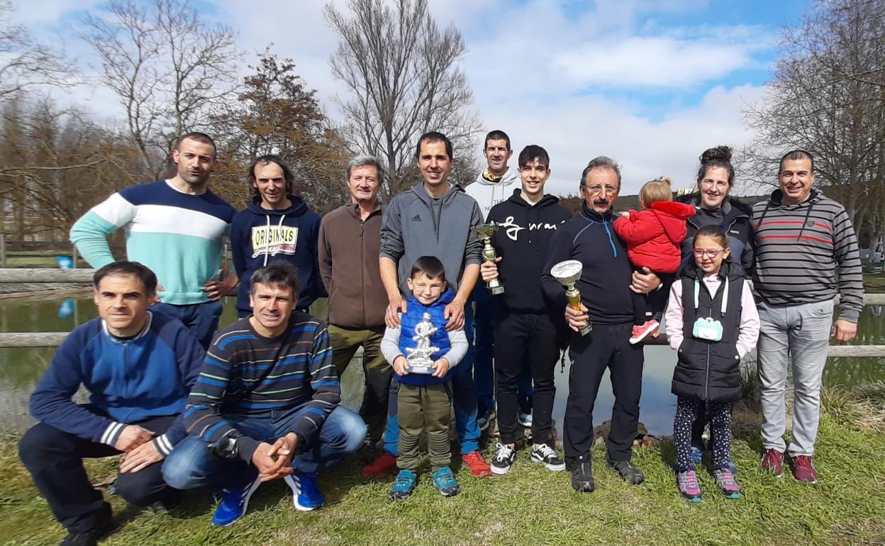 Los vencedores en El Castillo posan con sus tropeos. 