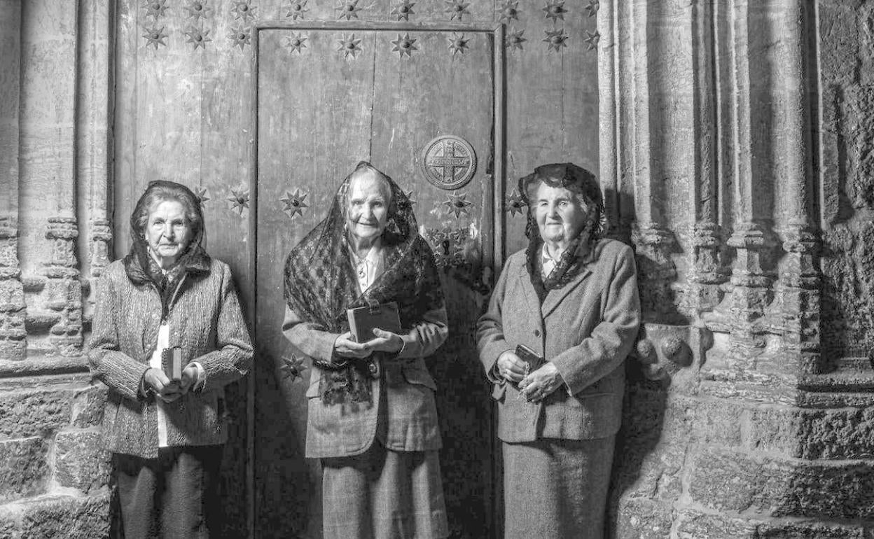 Imágenes del libro realizado en colaboración con los vecinos de Altzo. 