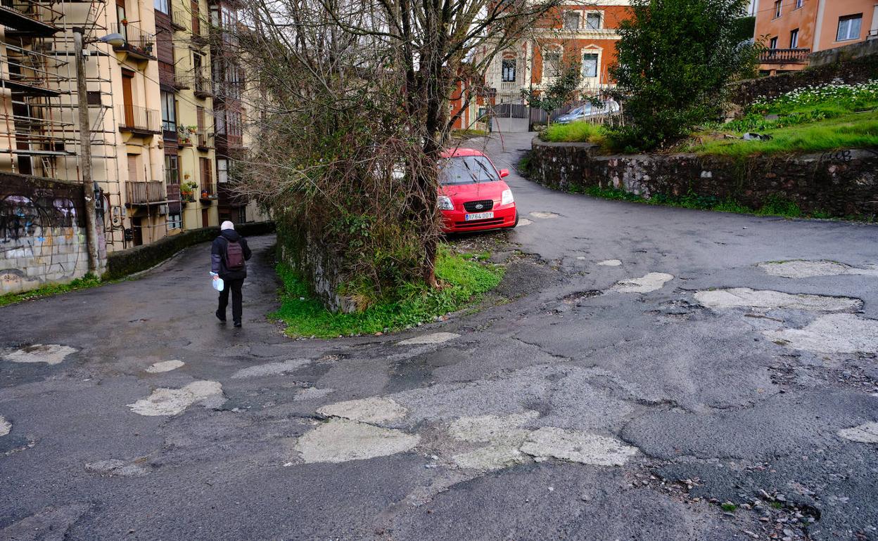 El pavimento de la calle Maldatxo presenta varios socavones.