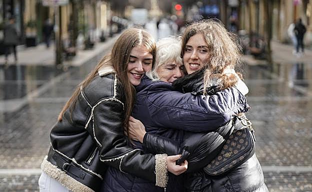 La abuela y la prima de Victoria se abrazan sin poder contener las lágrimas, este viernes en Donostia.
