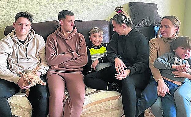 David, Vitalik, Martin, Marta, Katia y Damir, en Vitoria,donde les ha acogido un pariente cercano. 