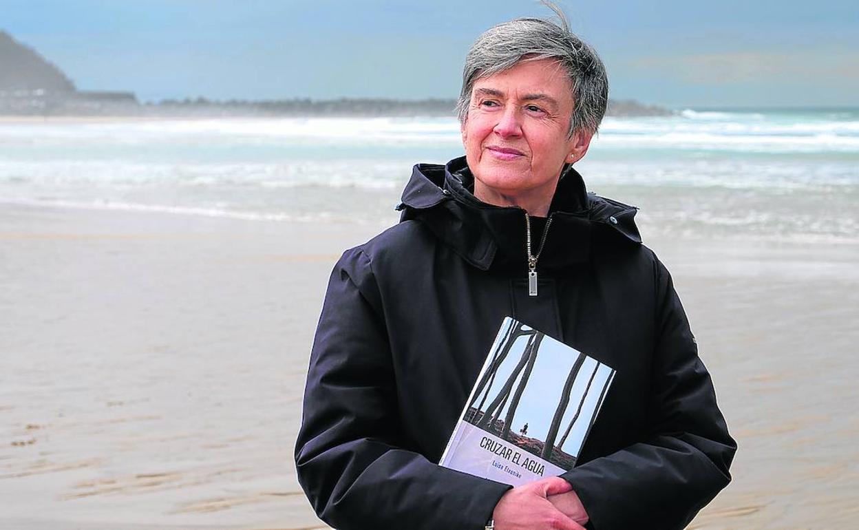 La escritora Luisa Etxenike, junto al mar, uno de los escenario de su última novela. 