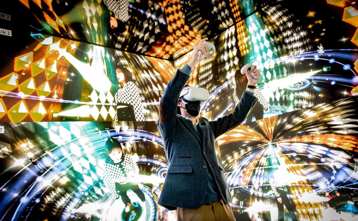 Un asistente disfruta de una experiencia de realidad virtual en el Mobile World Congress. 