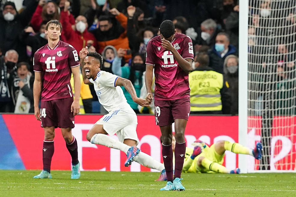 Militao celebra uno de los goles del Madrid, ante Le Normand e Isak. 