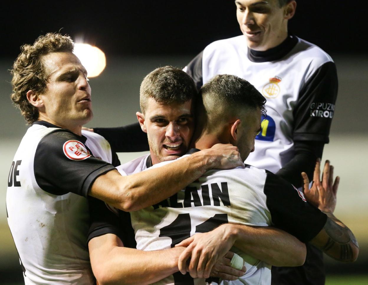 Los jugadores del Real Unión celebran un tanto en Gal, donde han ganado los últimos dos choques. 