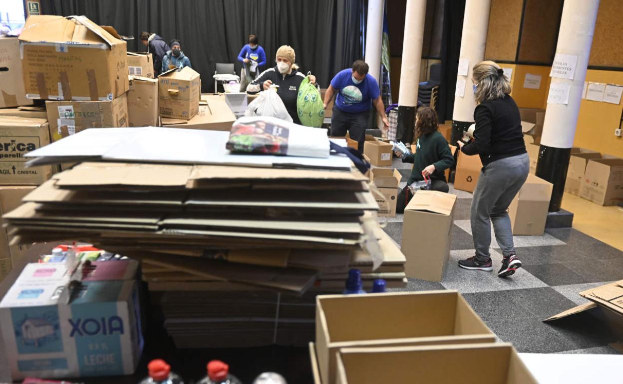 En Tolosa también se cargaron cientos de cajas con ayuda