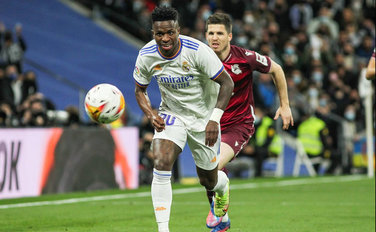 Vinicius corre por delante de Zubeldia, ayer en el Bernabéu.