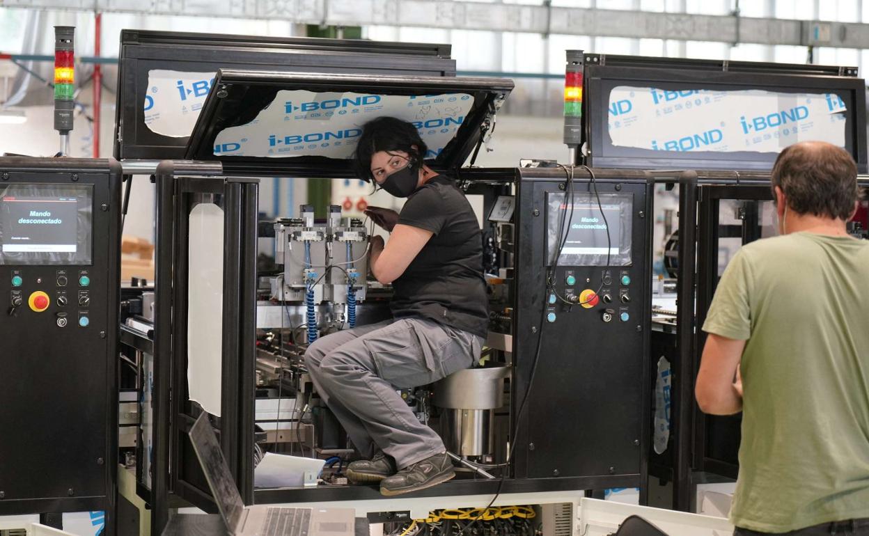 La entrada de más mujeres en la industria, donde por norma general los sueldos son más altos, es uno de los retos que afronta Euskadi de cara al futuro. 