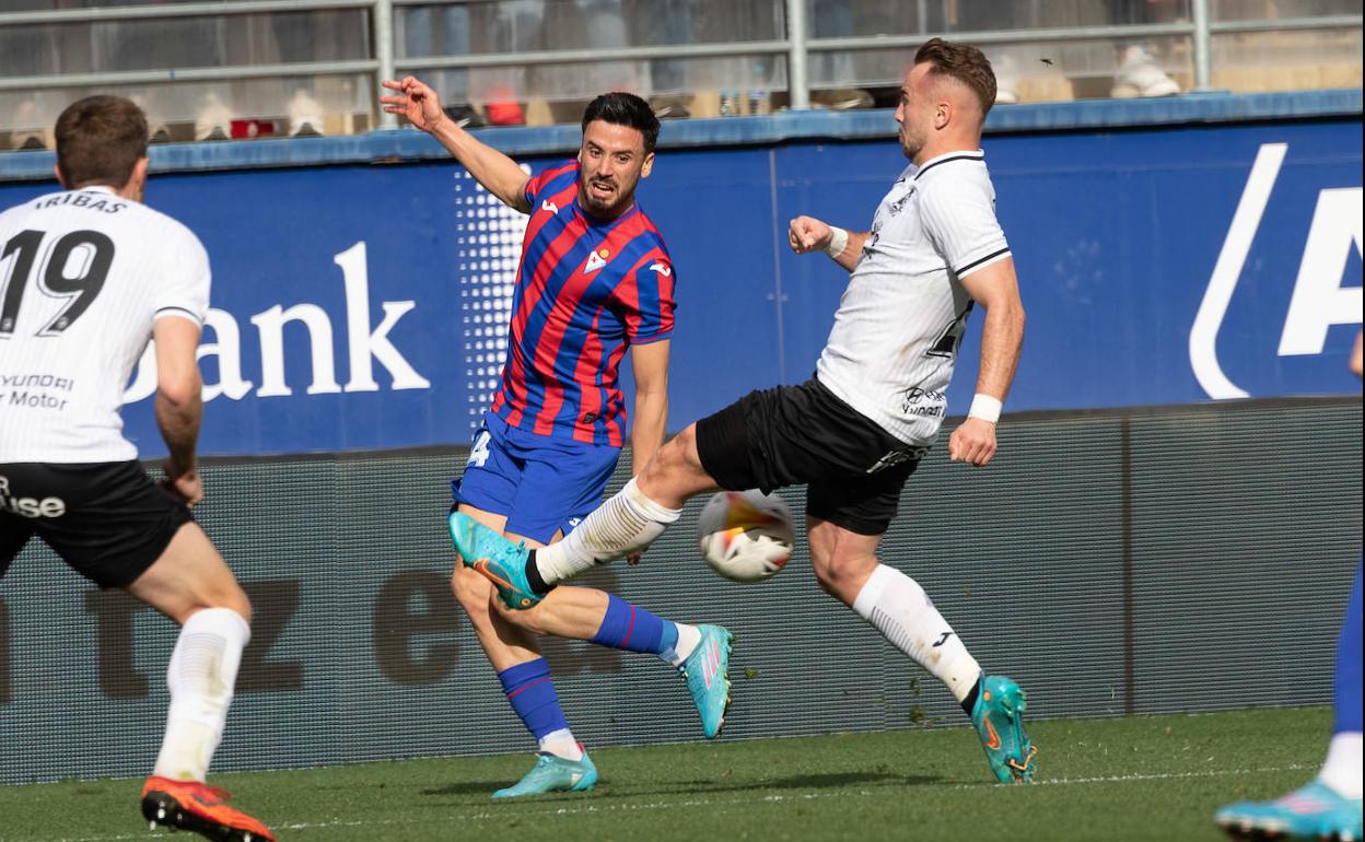 Javi Muñoz ante el Fuenlabrada. 