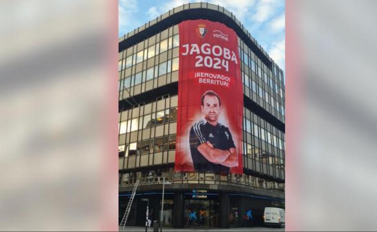 La lona gigante que anuncia la renovación.