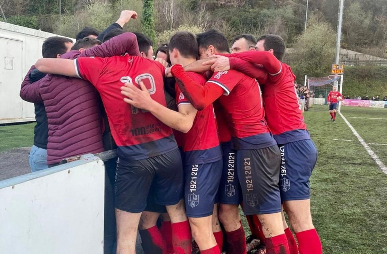 Los ondarreses se abrazan con el público, tras el gol. 