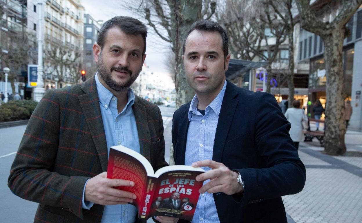 Juan Fernández-Miranda y Javier Chicote con un ejemplar del libro en la Avenida de la Libertad. 