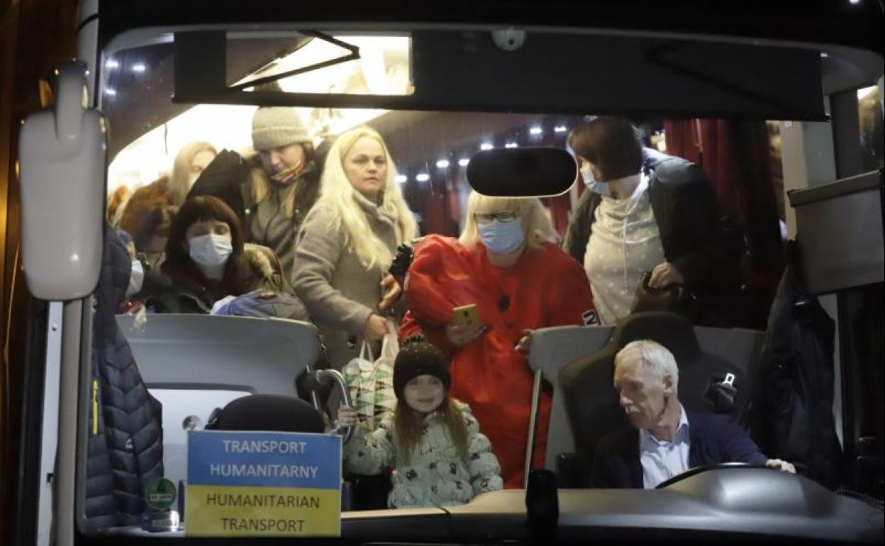 Los primeros autobuses con refugiados están empezando a llegar a España, como este de Málaga.