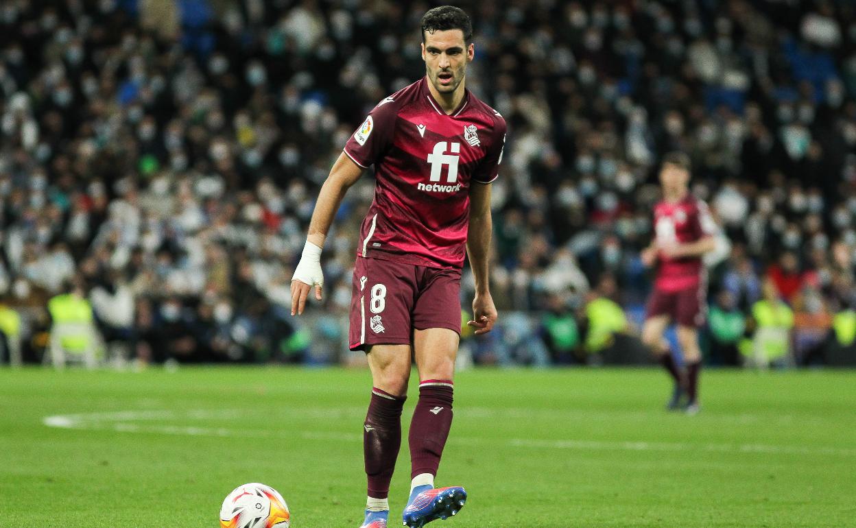 Mikel Merino realiza un pase el pasado sábado en el Santiago Bernabéu 