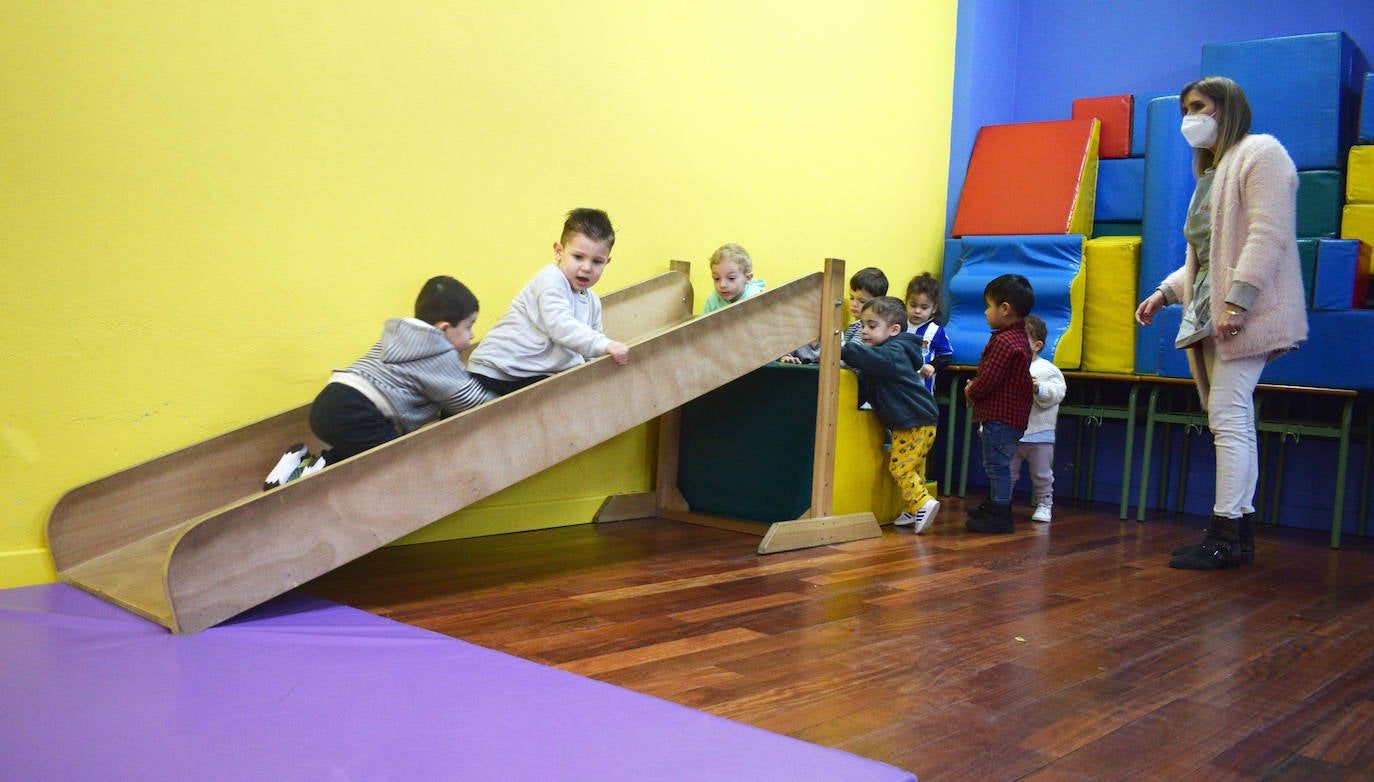 Los txikis de la clase de 2 años, jugando.