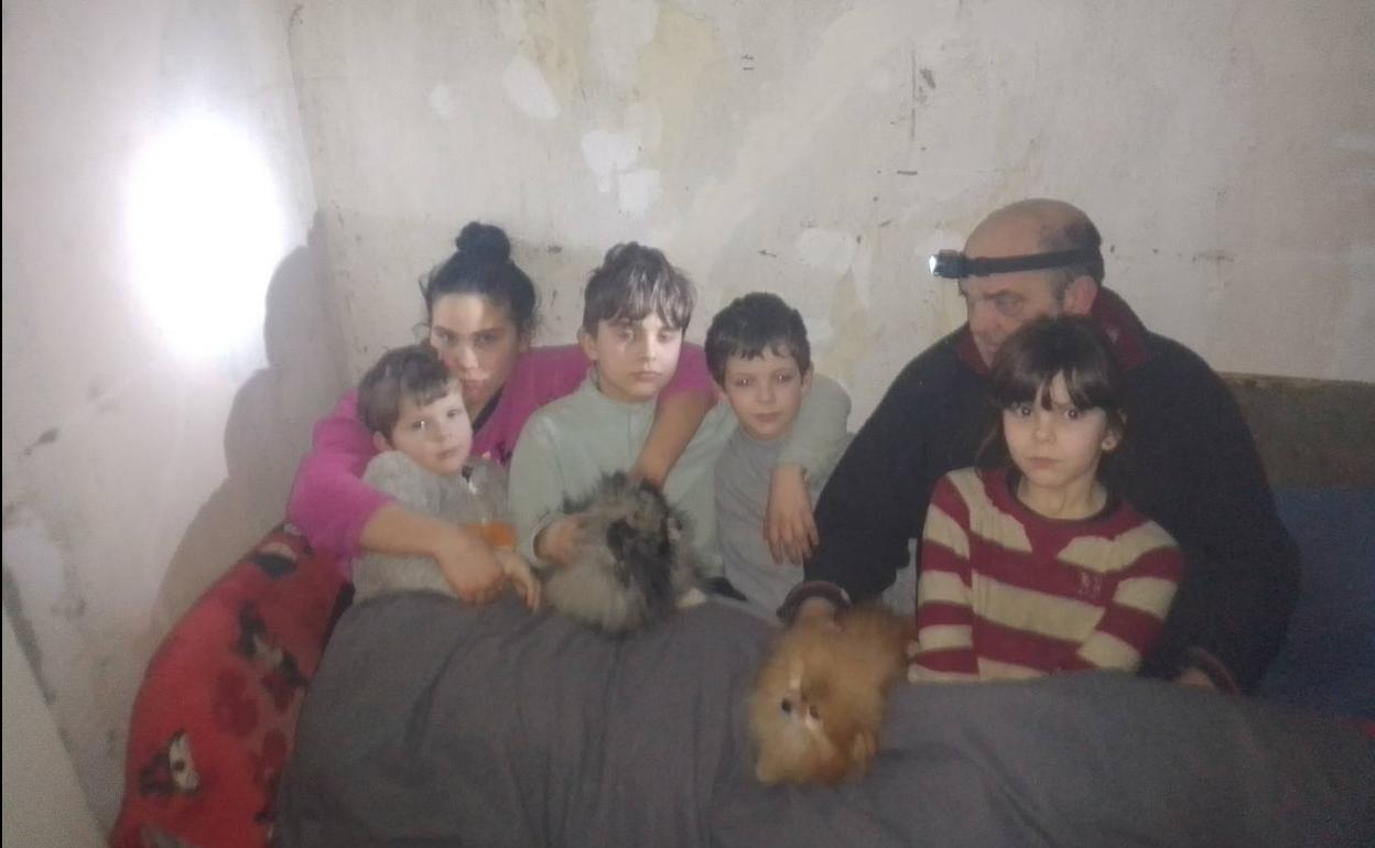 Iñaki junto a sus hijos en el sótano de casa.