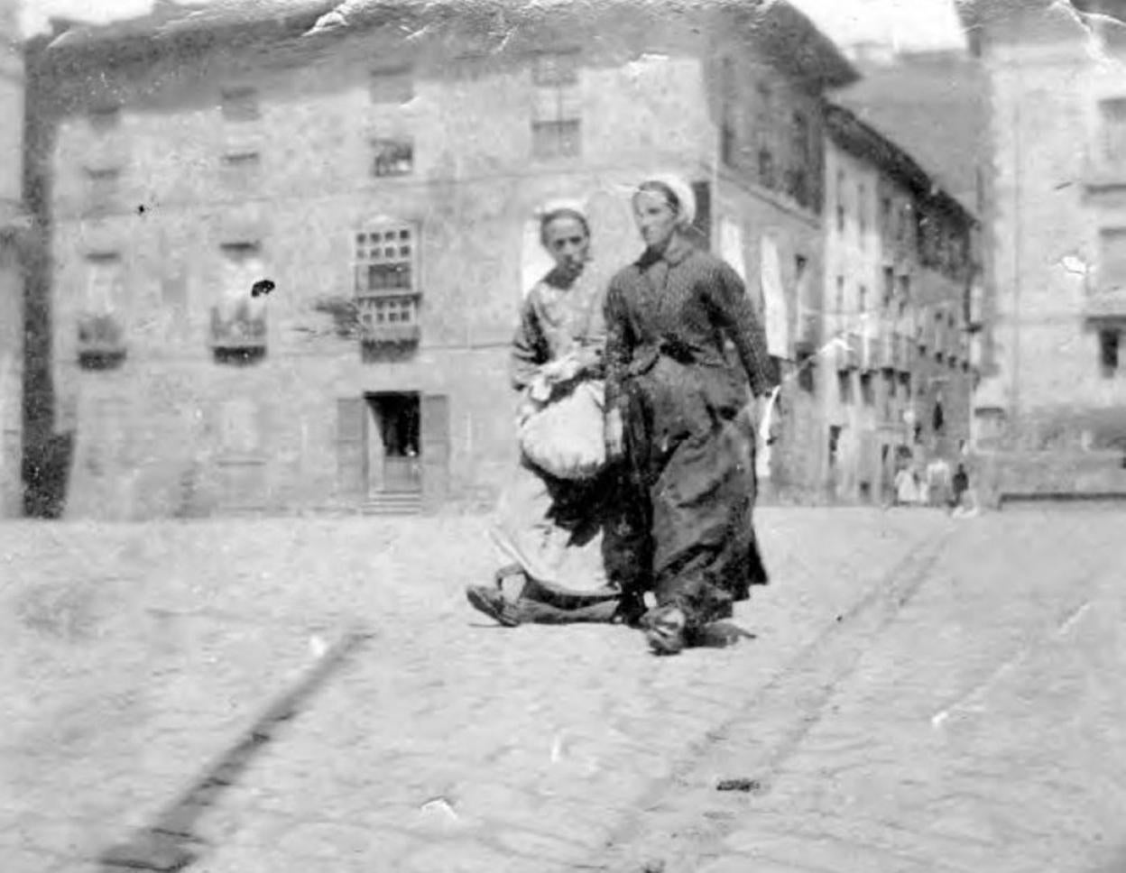 Una de las propuestas artísticas de Mendikute desarrollada sobre una imagen anónima del Archivo Municipal.