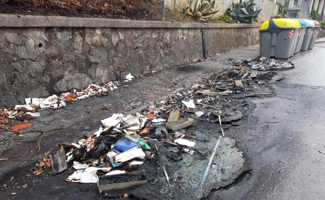 Estado en el que ha quedado la zona de contenedores que ardió anoche en Arrasate.