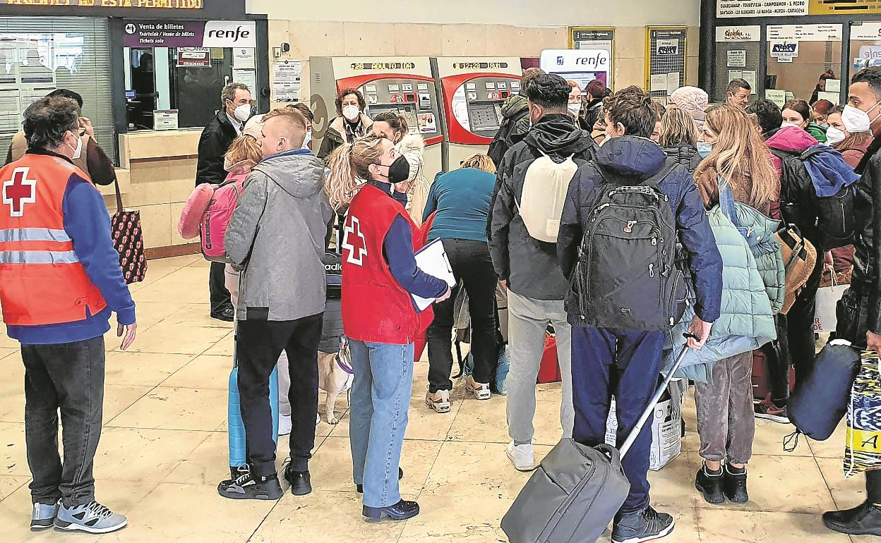 Decenas de desplazados ucranianos llegaron ayer a la estación de tren de Irun desde Francia.