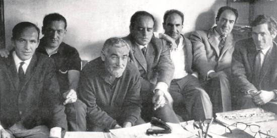 Rafa Ruiz Balerdi, Remigio Mendiburu, Jorge Oteiza, Puig (arquitecto, no miembro), Eduardo Chillida, Néstor Basterretxea y José Antonio Sistiaga en una reunión del Grupo Gaur en la casa-taller.