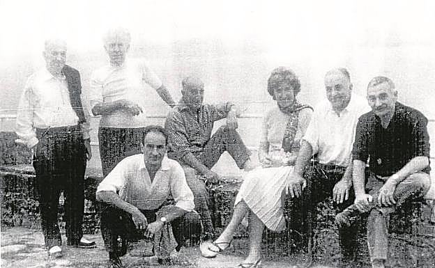 Gaspar Montes Iturrioz, Benjamín Palencia, Eduardo Chillida, Luis Vallet, Menchu Gal, Manuel Montes Iturrioz y Jorge Oteiza en Hondarribia. Luis de Uranzu.