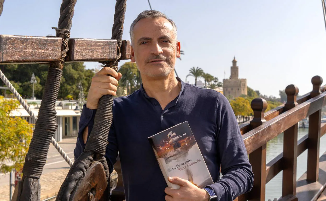 Tony Gratacós, a bordo de la réplica de la 'Victoria' amarrada en el Guadalquivir. 