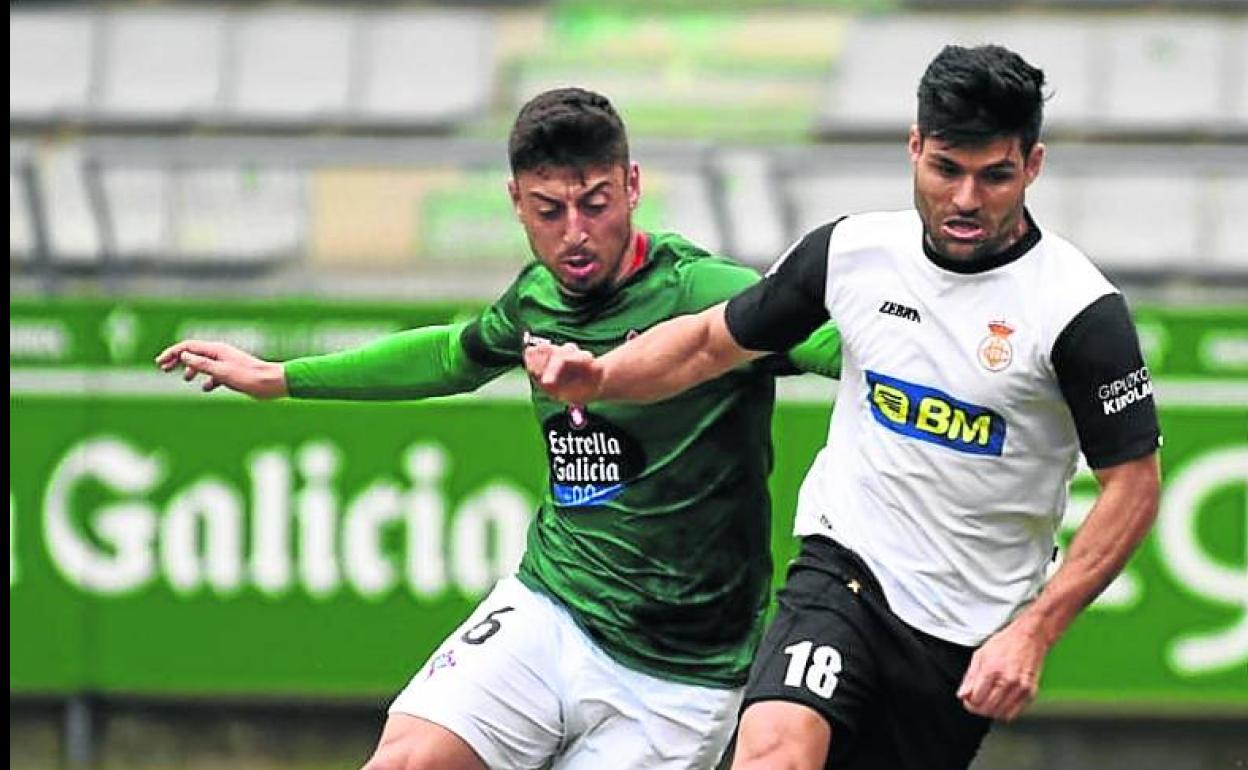 Santos trata de escapar de la presión de un jugador del Ferrol. 