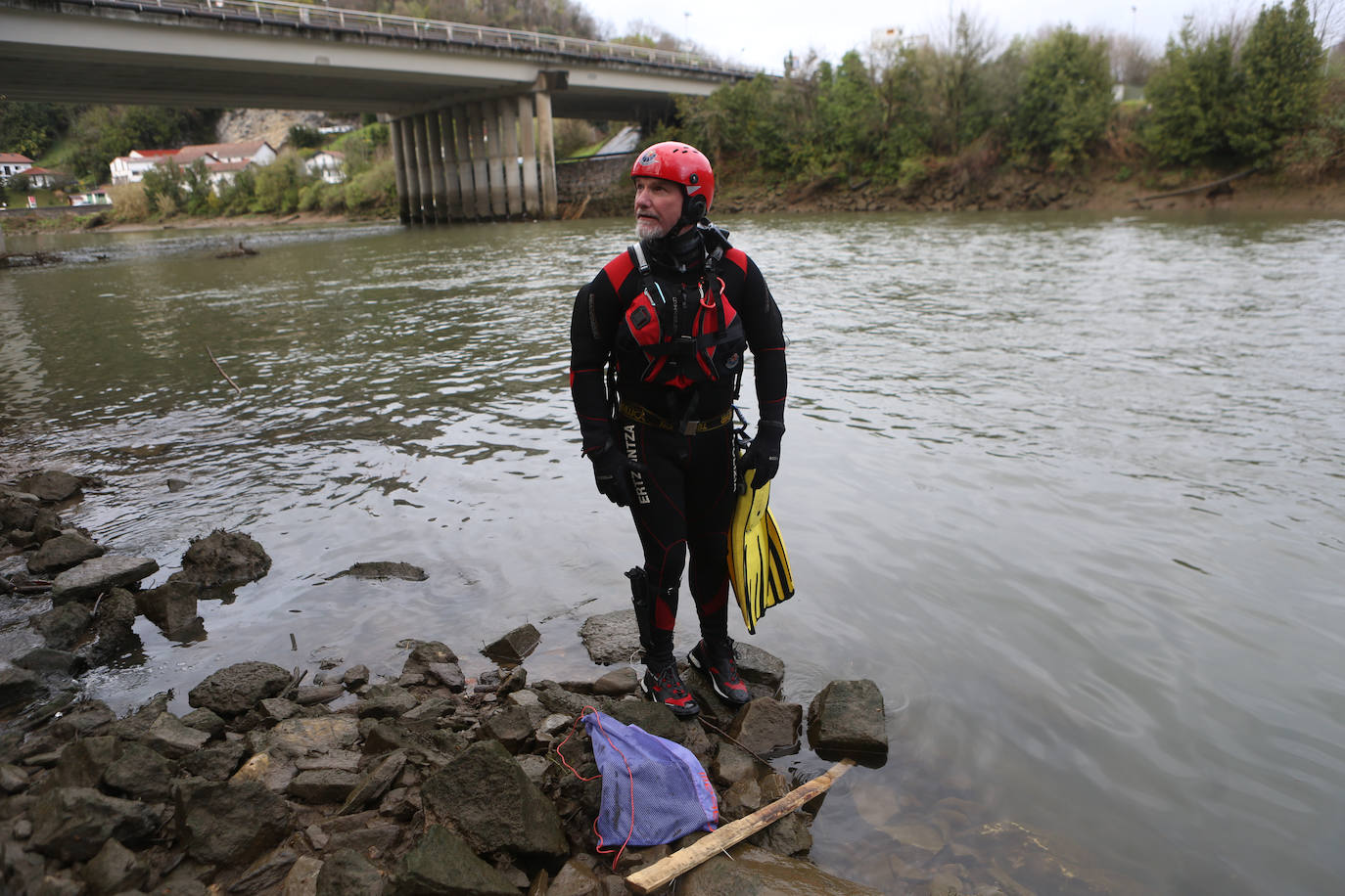 Fotos: Búsqueda de un migrante desaparecido en aguas del Bidasoa