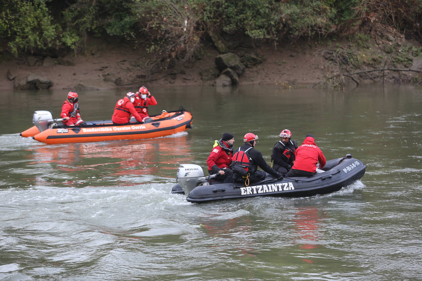 Fotos: Búsqueda de un migrante desaparecido en aguas del Bidasoa