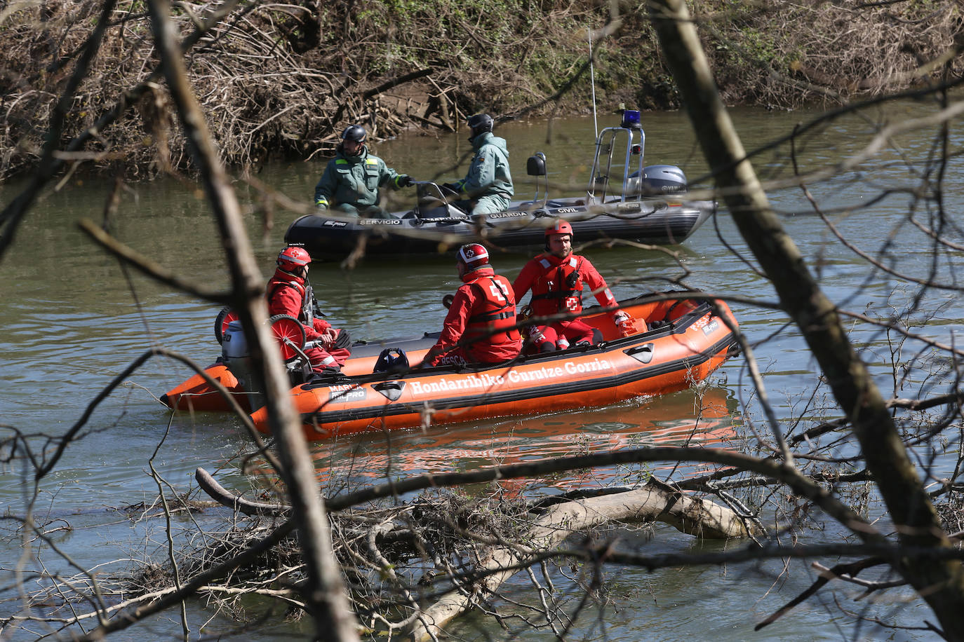 Fotos: Búsqueda de un migrante desaparecido en aguas del Bidasoa