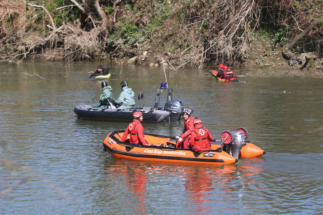 Fotos: Búsqueda de un migrante desaparecido en aguas del Bidasoa