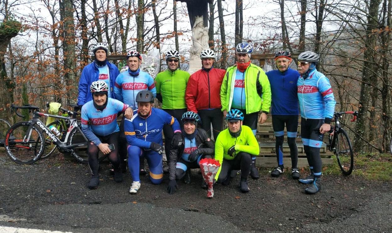 Un grupo de cicloturistas de Lokatza, que acudió el pasado domingo a la apertura de la temporada ante la imagen de la Virgen de Dorleta. 