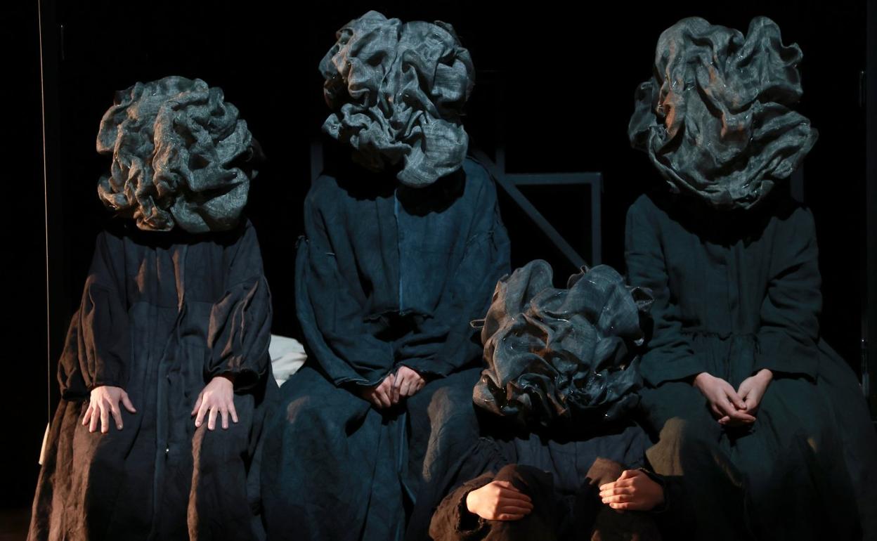 Marie de Johng presenta 'Ama', donde los intérpretes actúan con máscaras.