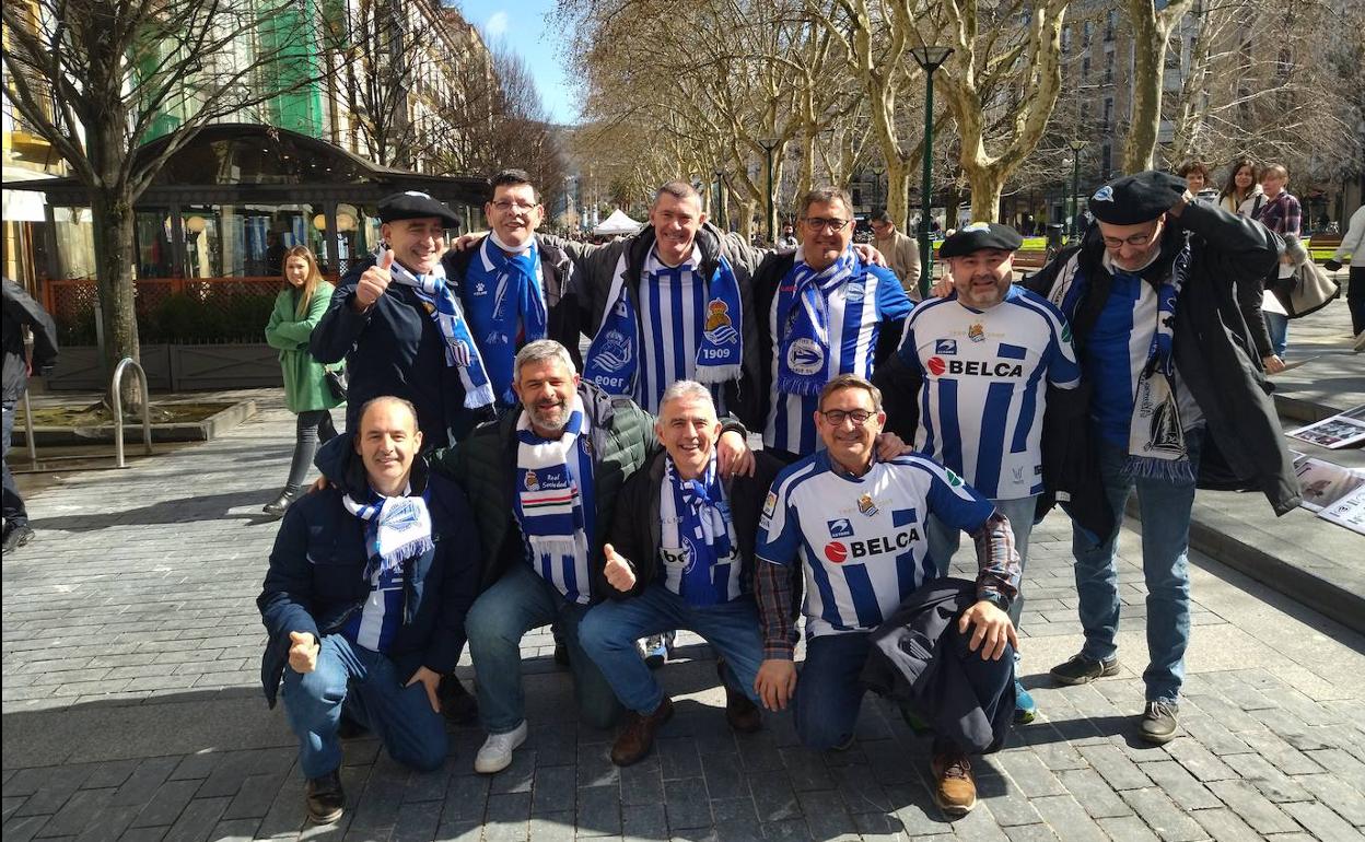Aficionados disfrutando del día en Donostia. 