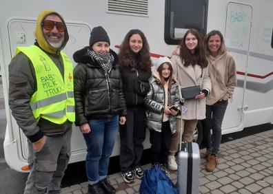 Imagen secundaria 1 - Un autobús llega al campo de refugiados organizado en Przemysl para evacuar a medio centenar de ucranianos. La mayoría son mujeres, niños y niñas. Una mochila es todo su equipaje. Benito Escat y Olivia Fernández, en los extremos, cobijaron en su autocaravana 'maternal' a Elena, Sasha, Sofia y Ania antes de venir a Gipuzkoa. el puesto de comida de la ONG World Central Kitchen del cocinero José Andrés, que en 2020 recibió el Basque Culinary World Prize..