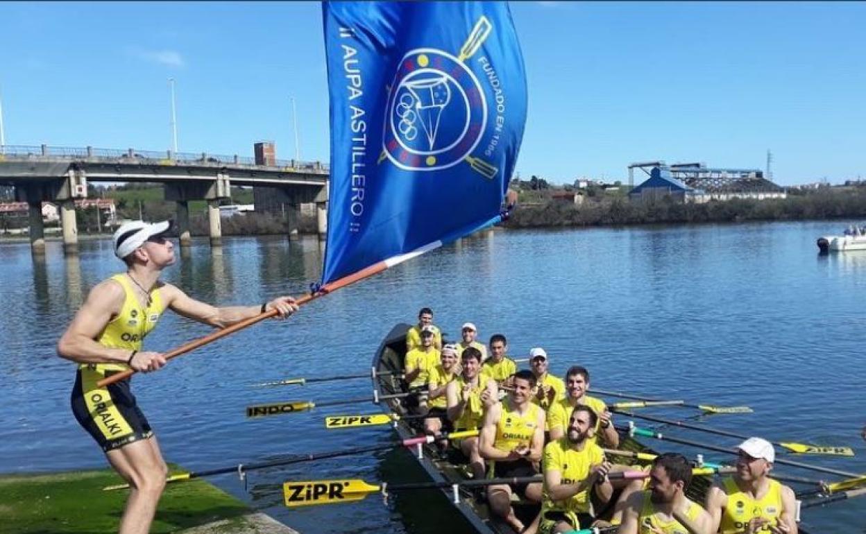 El remero Iker Zinkunegi ondea la bandera para celebrar la victoria. 